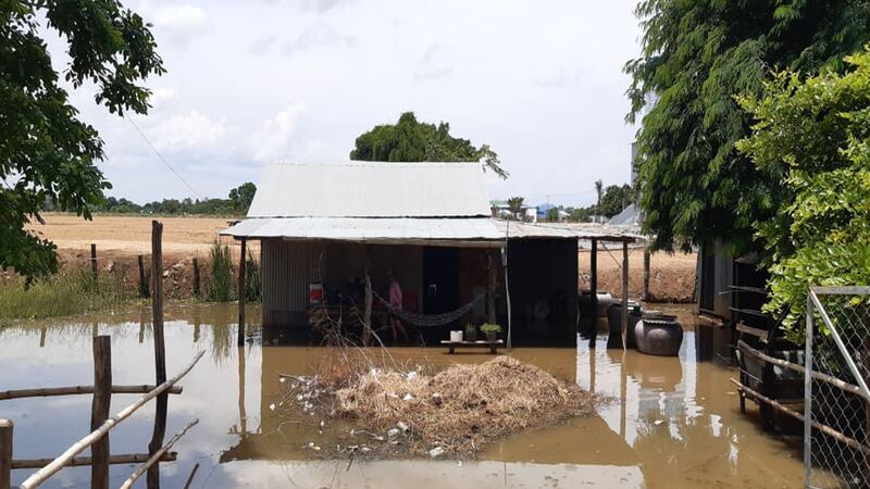 ទឹក​លិច​ផ្ទះ​របស់​ពលរដ្ឋ​នៅ​សង្កាត់​ផ្សារ​កណ្ដាល ក្រុង​ប៉ោយប៉ែត ខេត្ត​បន្ទាយមានជ័យ ដែល​ពលរដ្ឋ​ថា បណ្ដាល​មក​ពី​ក្រុមហ៊ុន​ប្អូន​ថ្លៃ​របស់​លោក​ឧកញ៉ា កុក អាន ចាក់​ដី​លុប​ស្រះ​សាធារណៈ កាល​ពី​ថ្ងៃ​ទី៩ ខែ​ឧសភា ឆ្នាំ២០២០។ រូប៖ ដោយ​ប្រជាពលរដ្ឋ