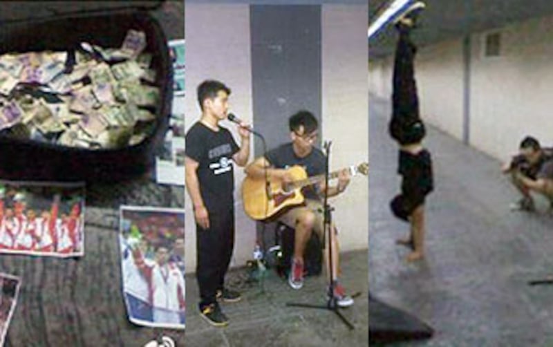 中國前國家體操隊冠軍張尚武,在北京朝陽門外地下通道賣藝維生,同時展示體操比賽的照片,引來不少路人注視。(現場人士提供)