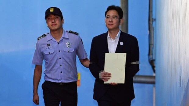 서울 서초구 서울중앙지법에서 열린 선고공판에서 징역 5년을 선고받은 이재용 삼성전자 부회장이 법정을 나서 호송차로 향하고 있다.