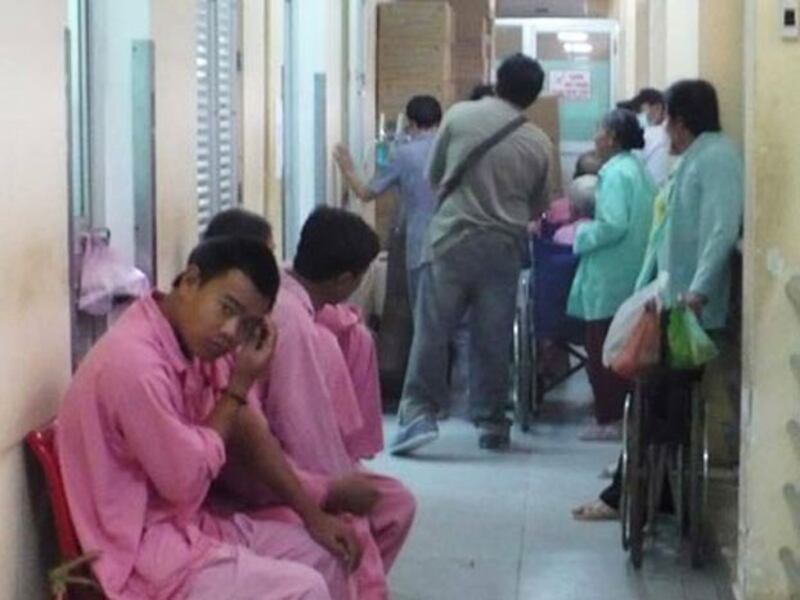 Bệnh nhân chờ đến lượt chạy thận tại Khoa Thận Bệnh viện Chợ Rẫy.