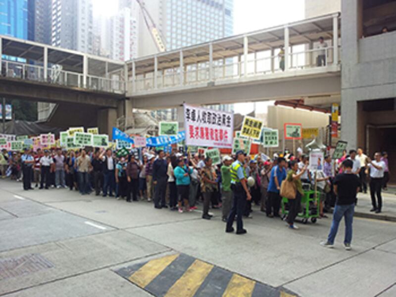 2014年10月16日，約200人遊行至廉署，要求撤查李卓人黑金捐獻的事情。(現場人士提供)