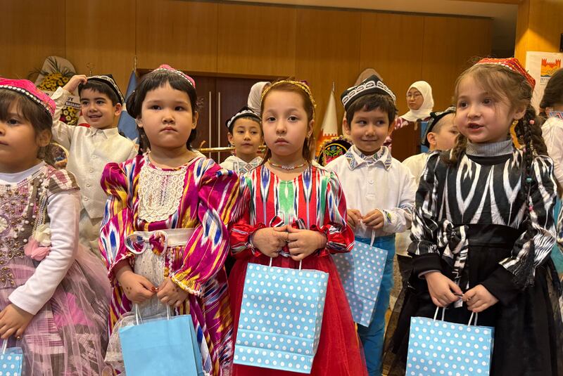 مەركىزى ئىستانبۇلنىڭ زەيتىنبۇرنۇغا جايلاشقان «مائارىپ يەسلىسى» دىكى ئۇيغۇر بالىلار «ئانا تىل سۆيگۈسى» پائالىيىتى ئۆتكۈزمەكتە. 2024-يىلى 21-فېۋرال، تۈركىيە.