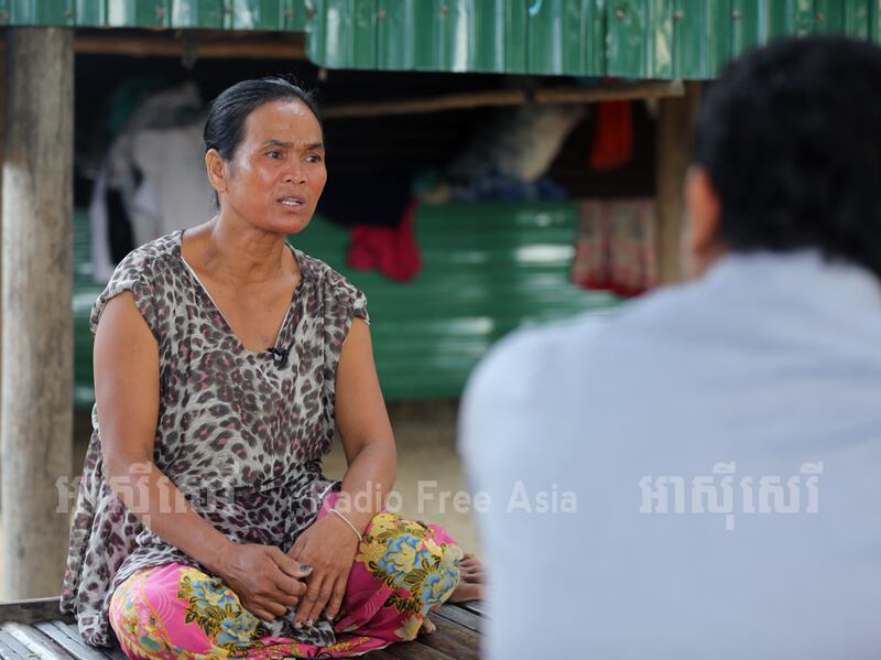 ម្ដាយ​កុមារ​រងគ្រោះ វិចិត្រ លោកស្រី ម៉ី ណា ផ្ដល់​បទសម្ភាសន៍​ដល់​អាស៊ីសេរី នា​ខេត្ត​ព្រះសីហនុ កាល​ពី​ថ្ងៃ​ទី​២០ ខែ​កុម្ភៈ ឆ្នាំ​២០១៧។ RFA/Brach Chev