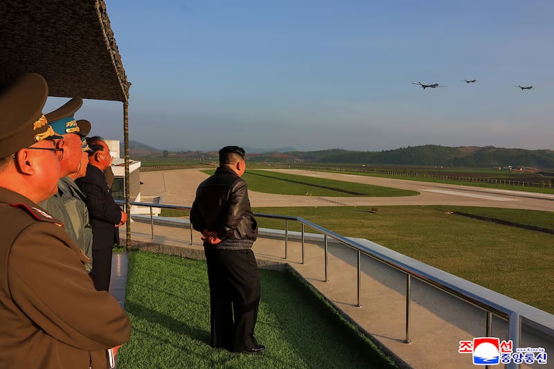 조선인민군 근위 제1항공사단이 실시한 대공전 및 공습 훈련 중 김정은 북한 국무위원장이 세 대의 ‘샛별-9’ 다목적 공격 드론의 비행 행사를 지켜보고 있다.