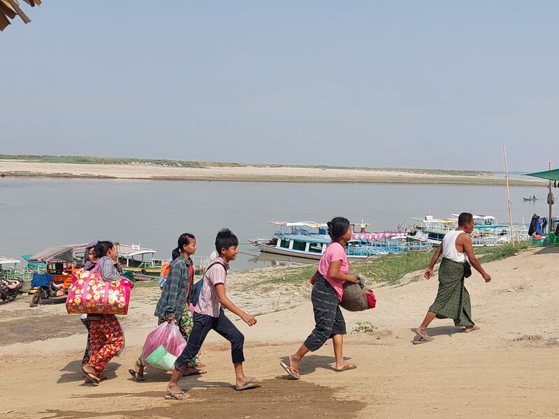 မကွေးတိုင်း၊ မြစ်ခြေ - ကျွန်းချောင်း ဒေသမှ ထွက်ပြေးတိမ်းရှောင်လာကြသည့် ဒေသခံများကို ၂၀၂၃ ခုနှစ် ဖေဖော်ဝါရီလ ၄ ရက်နေ့က တွေ့ရစဉ်။ (Photo: RFA)