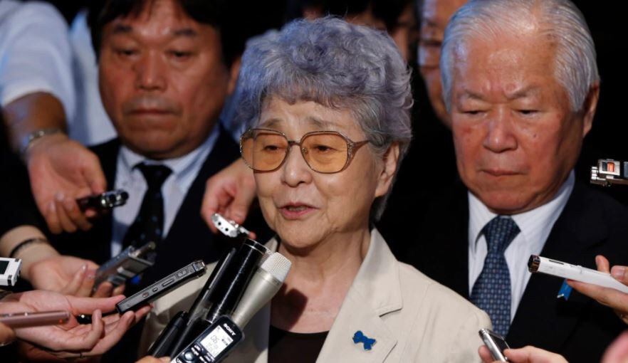 1977년 11월 13살의 나이로 북한에 납치된 일본인 요코타 메구미 씨의 어머니 요코타 사키(왼쪽) 씨.