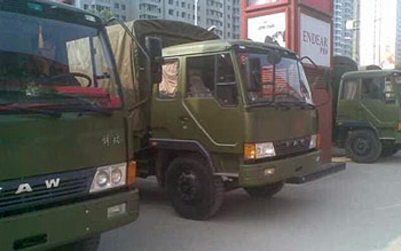 多部武警車周二仍然留守廠區內戒備。 (員工小趙提供)