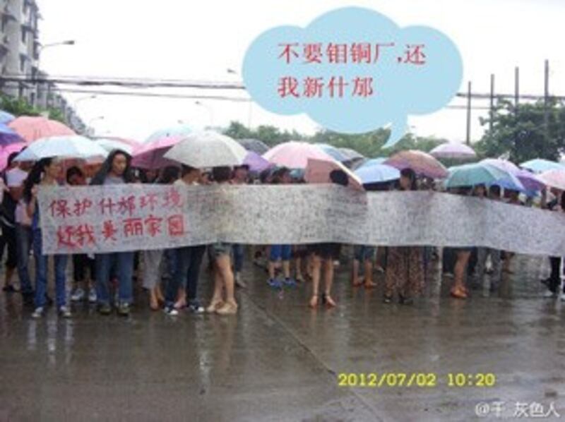 图片: 四川什邡市民上街抗议重污染项目。 (新浪微博/中国茉莉花革命网)