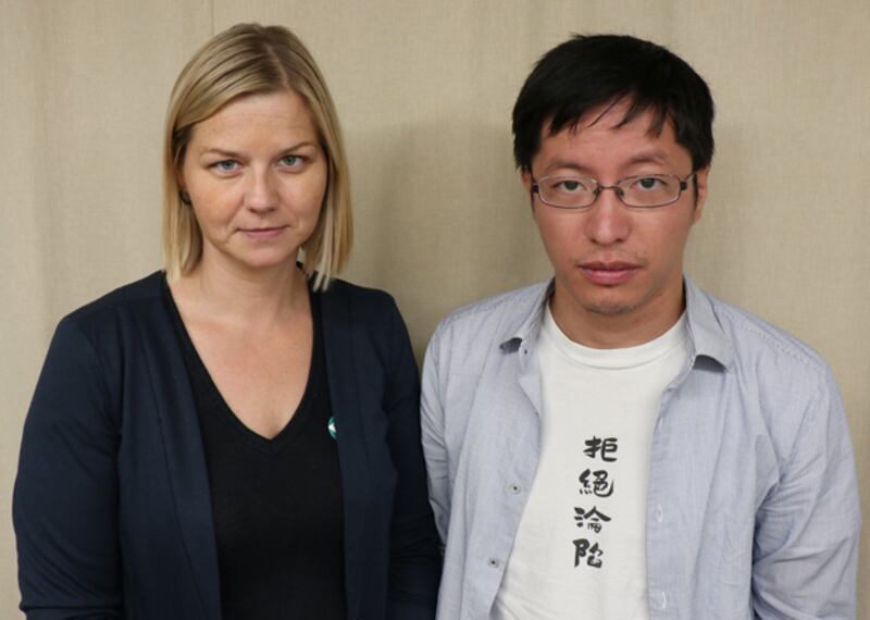 挪威國會議員梅爾比（Guri Melby）曾與香港民陣前副召集人黃奕武會面，黃奕武批評王毅指鹿為馬。（梅爾比臉書圖片 / 拍攝日期不詳）