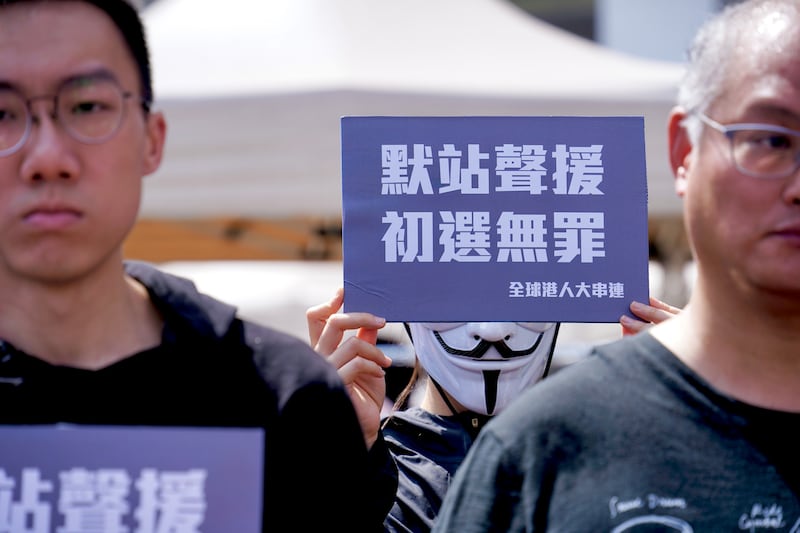 默站人士身穿黑色衣服，手持「默站聲援、初選無罪」標語。（淳音攝）