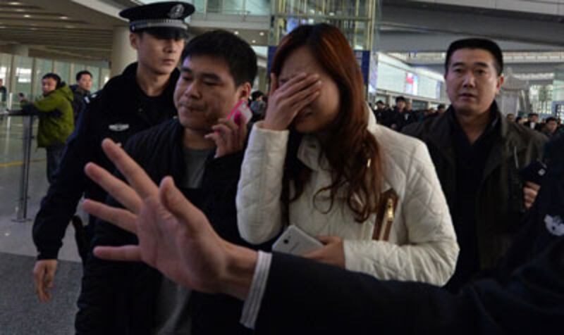 3月8日，北京機場，馬來西亞航空公司在有239人的波音777-200客機在從科倫坡飛往北京的途中失踪，機場上一位親友在痛哭。（AFP PHOTO/Mark RALSTON）