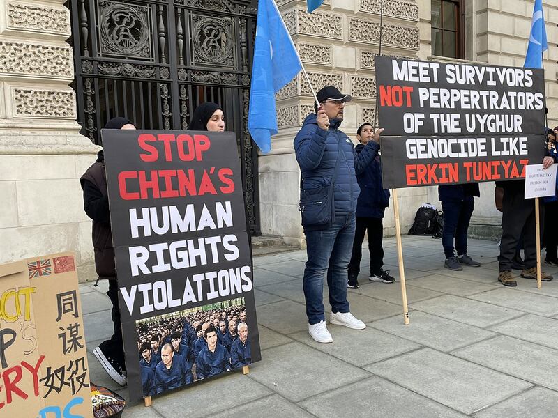 约三十名伦敦人权活动人士及新疆“再教育营”幸存者到英国外交部外示威，抗议新疆维吾尔自治区主席艾尔肯·吐尼亚孜（Erkin Tuniyaz）访问英国，并可能获安排和英国外交部官员会晤。 （吕熙摄）
