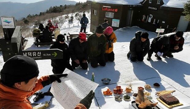 덕유산 향적봉 대피소에서 무사산행과 아름다운 풍경이 펼쳐질 수 있도록 기원하는 시산제를 하는 모습.