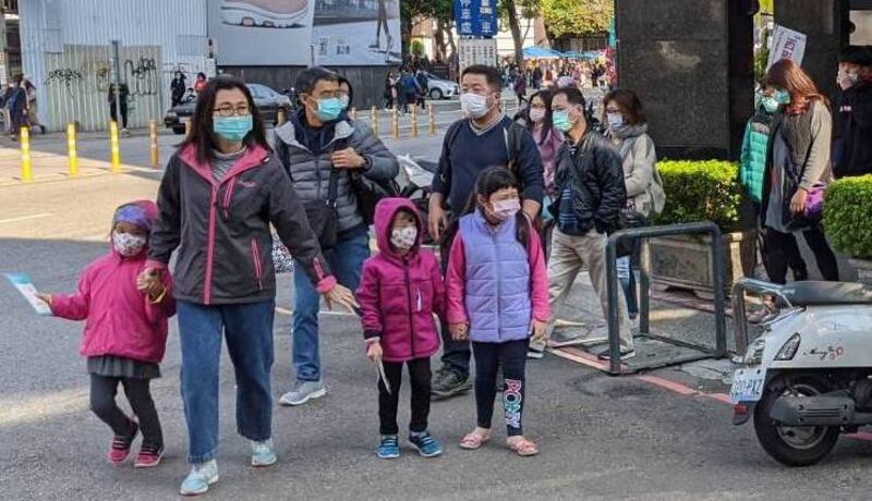台湾已有5例确诊,台湾民众不少出入公共场合已戴上口罩。(民众提供)