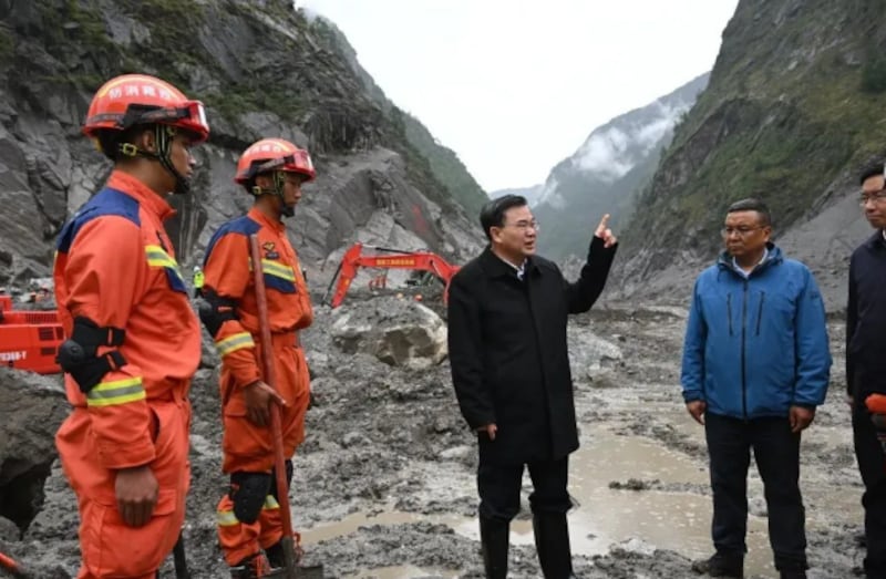 སྐྱིད་གྲོང་ལ་གནོད་འཚེ་བྱུང་ནས་ཟླ་གཅིག་ལྷག་སོང་ན་ཡང་མཐའ་མའི་གྲངས་ཐོ་ཁ་གསལ་མེད་པའི་ཐོག་བོད་མིར་ངལ་སེལ་ལས་དོན་སྤེལ་བར་བཀག་སྡོམ་དམ་དྲག་བྱས་པ།