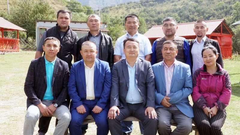 阿塔珠尔特志愿者组织部分主要成员，前排中为赛尔克坚。（志愿者提供/记者乔龙）