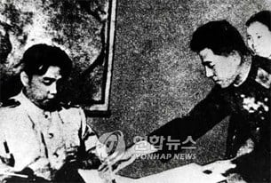 한국전쟁 휴전협정에 서명하는 김일성.