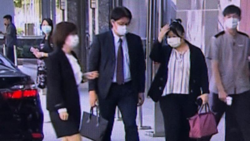 陆委会副主委邱垂正与港澳处长杜嘉芬(左)赴饭店与美国次卿代表团交换意见。(网路截图)