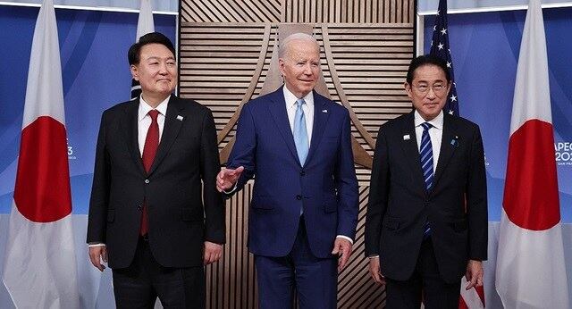 아시아태평양경제협력체(APEC) 정상회의 참석차 미국을 방문 중인 윤석열 한국 대통령이 현지시간으로 16일 한미일 정상 회동에서 조 바이든 미국 대통령, 기시다 후미오 일본 총리와 기념촬영을 하고 있다.