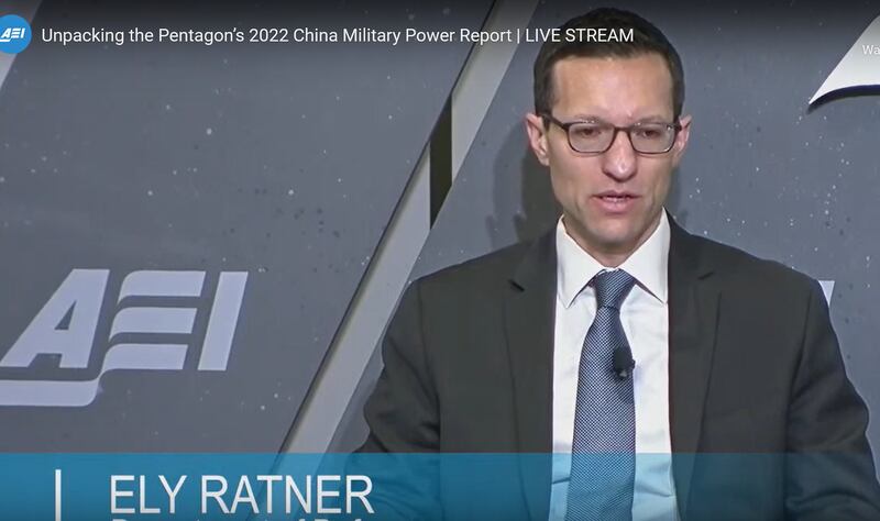 美国国防部印太事务助理部长伊莱·拉特纳(Ely Ratner)在会上表示,自拜登总统上任以来,美国政府便将中国视为唯一一个具有能力和意愿来重塑和挑战国际秩序的国家。(视频截图/AEI)