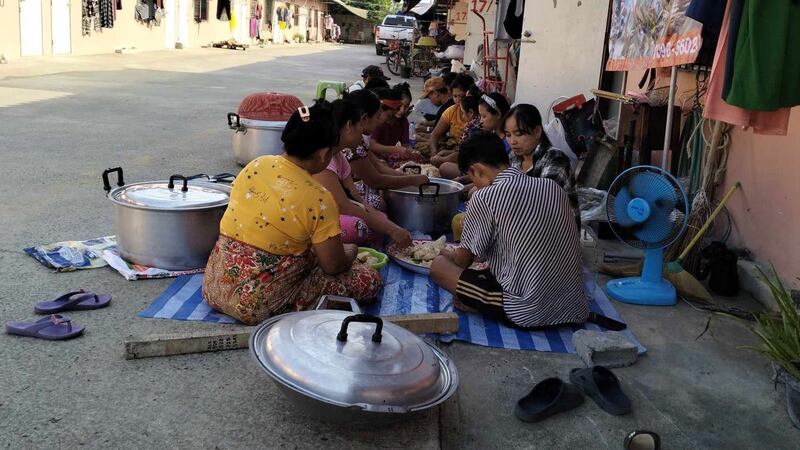 ထိုင်း-မြန်မာနယ်စပ်က စစ်ဘေးဒုက္ခသည်များအတွက် စားနပ်ရိက္ခာ ကူညီရန် ပြင်ဆင်နေကြသည့် ထိုင်းရောက် မြန်မာနိုင်ငံသားများအား ၂ဝ၂၃ ခုနှစ် ဒီဇင်ဘာလ ၁၉ ရက်နေ့က တွေ့ရစဉ်။ (Photo: RFA)