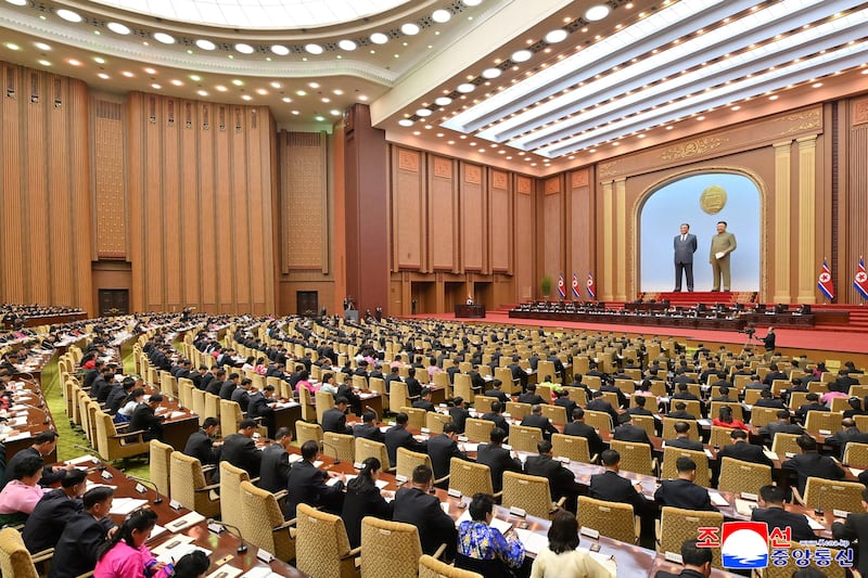 이 사진은 2026년 3월 23일에 촬영되어 2026년 3월 24일 북한 관영 조선중앙통신(KCNA)이 공개한 것으로, 평양 국회의사당에서 열린 제15차 최고인민회의 제1차 회의 모습을 담고 있다.