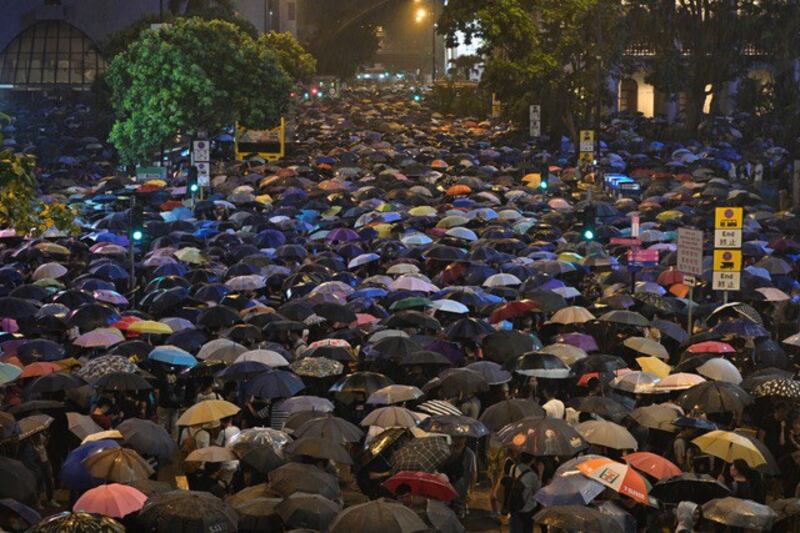 香港公务员2日发起“公仆同仁,与民同行”集会,强调“愿意把市民的声音传达至政府的管治团队”。(法新社)