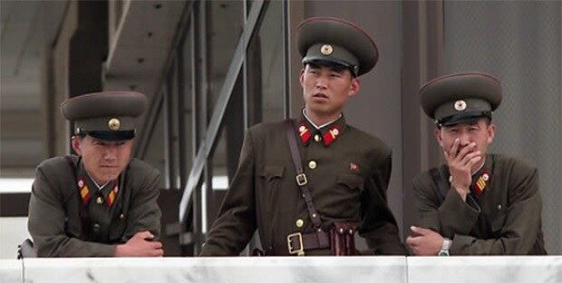 북한 병사들이 경계 근무를 하고 있다. 