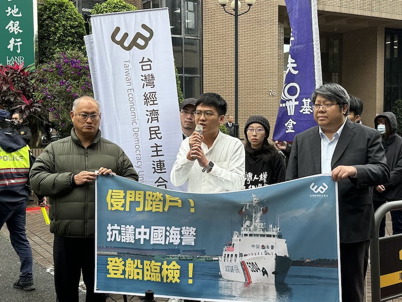 包括经济民主连合在内的NGO团体,为了抗议中国海警船侵犯台湾主权,号召台湾民众不要赴中国旅游。(记者 黄春梅摄)