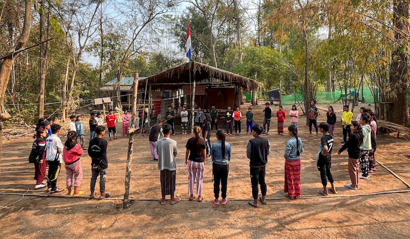 ကရင်နီပြည်နယ်အတွင်း စာသင်ကြားနေသည့် စစ်ဘေးဒုက္ခသည် ကလေးများအား တွေ့ရစဉ်။ (Photo: Khin Sandarnyunt/Facebook)