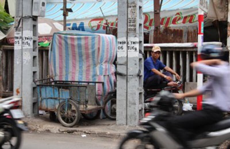 Xe ba gác đạp dùng để chứa hàng khi không được lưu thông. RFA PHOTO.