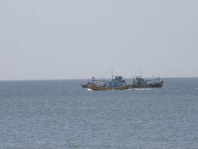 Ngư dân VN nay thường đi chung 2, 3 tàu và không dám đánh cá xa ngoài khơi sợ bị TQ thu tàu bắt đóng thuế