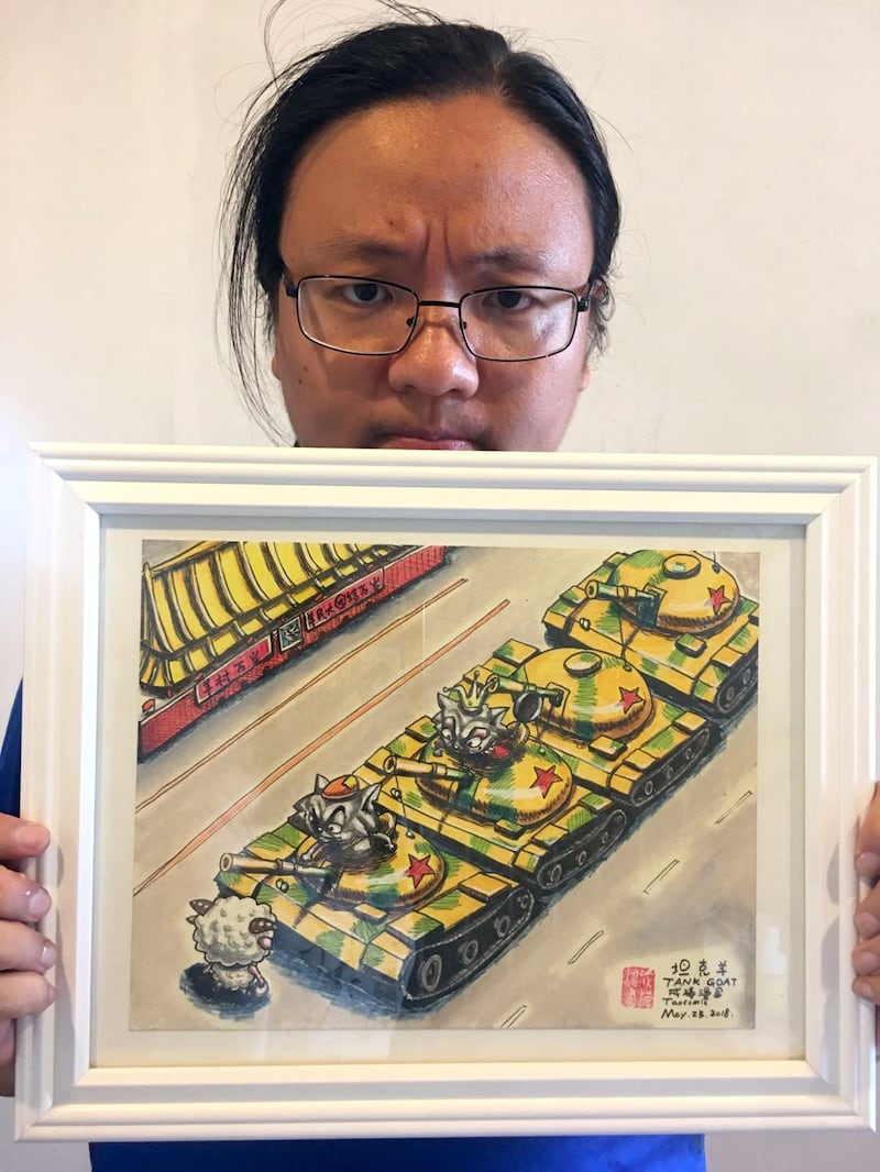 成涛和他的漫画《坦克羊》。（成涛提供）