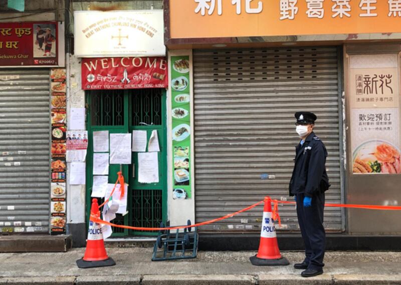 佐敦區新填地街這一幢疫廈，樓下有警員把守。（文海欣 攝）