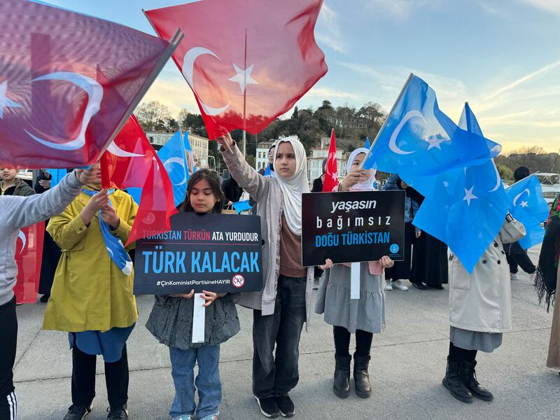 بارىن قىرغىنچىلىقىنىڭ 34 يىللىقنى خاتىرىلەش مۇناسىۋىتى بىلەن ئىستانبۇلدىكى خىتاي كونسۇلخانىسى ئالدىدا ئۆتكۈزۈلگەن نامايىشتىن كۆرۈنۈش. 2024-يىلى 5-ئاپرېل، تۈركىيە.