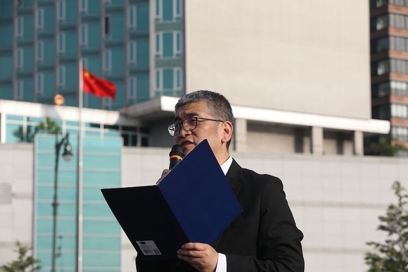 “六四” 亲历者郑旭光发表纪念六四演说,身后是高挂五星旗的中国驻纽约总领事馆。(记者徐薇婷摄)