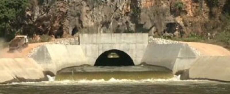 Một công trình thủy điện trên phần sông MeKong ở Lào. Photo from RFA video.