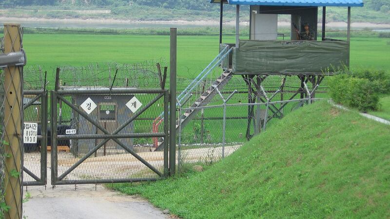 2005年，朝鲜半岛非军事区的一处检查站。（来自维基百科）