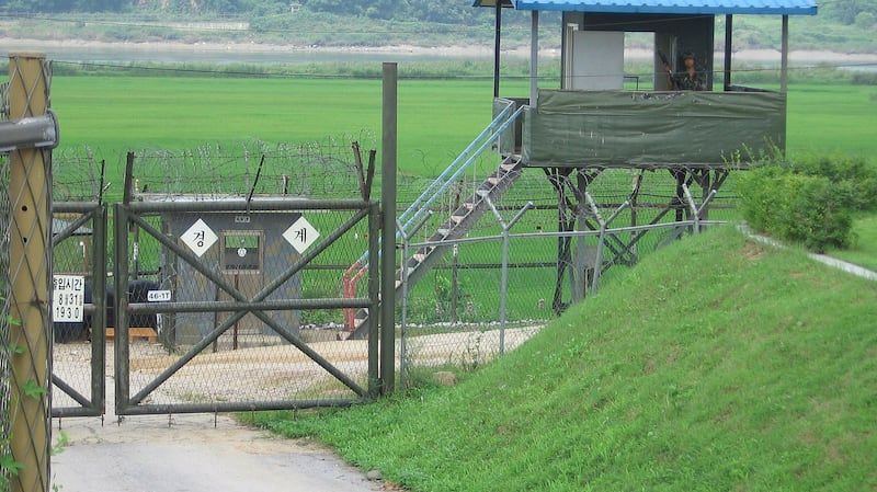 2005年,朝鲜半岛非军事区的一处检查站。(来自维基百科)
