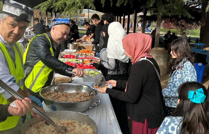 ۋاشىنگتون شەھىرى، ۋىرجىنىيە ۋە مەرىلەند ئىشتاتلىرىدىن كەلگەن بىرنەچچە يۈز ئۇيغۇر ۋە باشقا مىللەتلەر بىرلىكتە فايرفاكىس شەھىرىدىكى ۋان دىيك (Van Dyck) باغچىسىغا جەم بولۇپ بۇ يىللىق روزا ھېيتلىق پائالىيەتنى بىرگە ئۆتكۈزدى. 2024-يىلى 10-ئاپرېل.