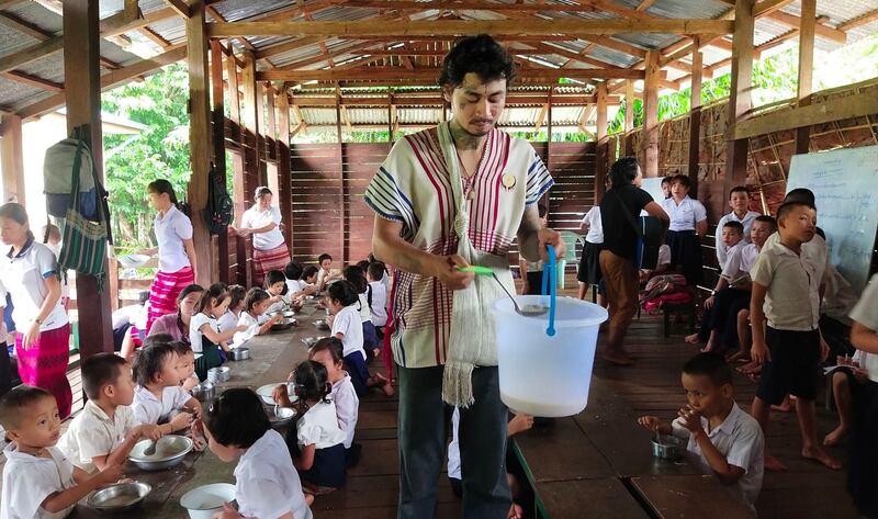 ကရင်ပြည်နယ် ကော်သူးလေဒေသအတွင်း၌ စစ်ဘေးဒုက္ခသည်ကလေးများ တက်ရောက်နေသော စာသင်ကျောင်းတွင် အဟာရကျွေးမွေးနေသည့် Food Not Bombs Kawthoolei အဖွဲ့အား တွေ့ရစဉ်။ (Photo: Food Not Bombs Kawthoolei)