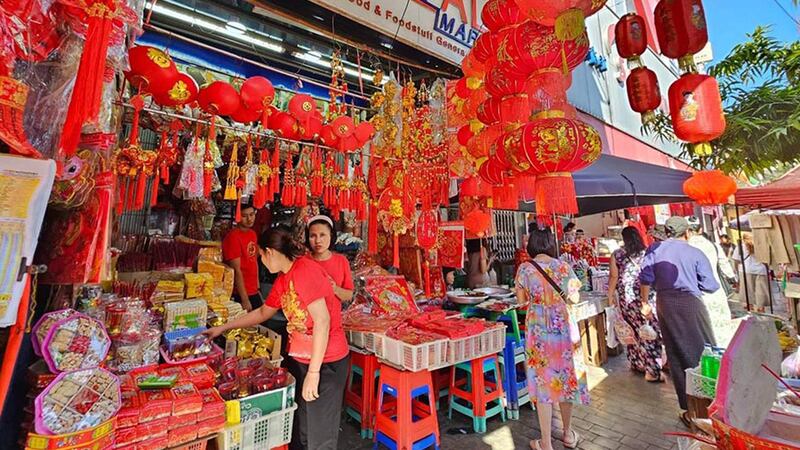 ရန်ကုန်မြို့၊ လမ်းမတော်နဲ့ လသာမြို့နယ်၊ မဟာဗန္ဓုလလမ်းတွင် တရုတ်ရိုးရာ မုန့်နှင့် ပစ္စည်းများ ရောင်းချနေသည်ကို ၂ဝ၂၄ ခုနှစ်၊ ဖေဖော်ဝါရီလ ၂ ရက်နေ့က တွေ့ရစဉ်။ (Photo: RFA)