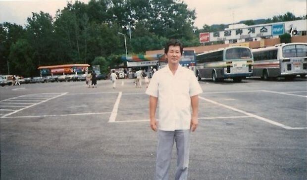 1968년 '통일혁명당' 사건으로 무기징역형을 선고받고 20년 20일을 복역하다가 1988년 광복절 특별 가석방으로 출소할 때의 신영복 성공회대학교 석좌교수 모습.