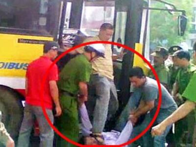 Công an đàn áp bắt bớ thô bạo người biểu tình chống TQ xâm lược. RFA file