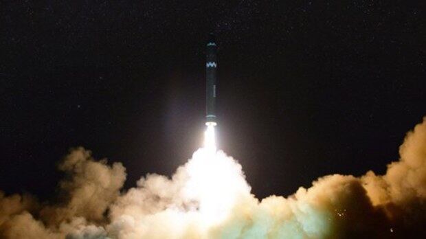사진은 대륙간탄도미사일(ICBM)급 화성-15형 시험발사 모습.
