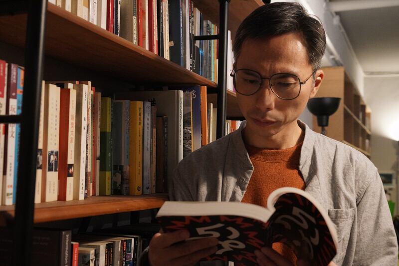 周冠威表示,拍過《十年:自焚者》和《時代革命》後,為他帶來突破創作紅線的勇氣,他會繼續用電影抵抗紅線和恐懼。他指自己的作品仍能在香港放映,顯示希望在人間。(石頭 攝)