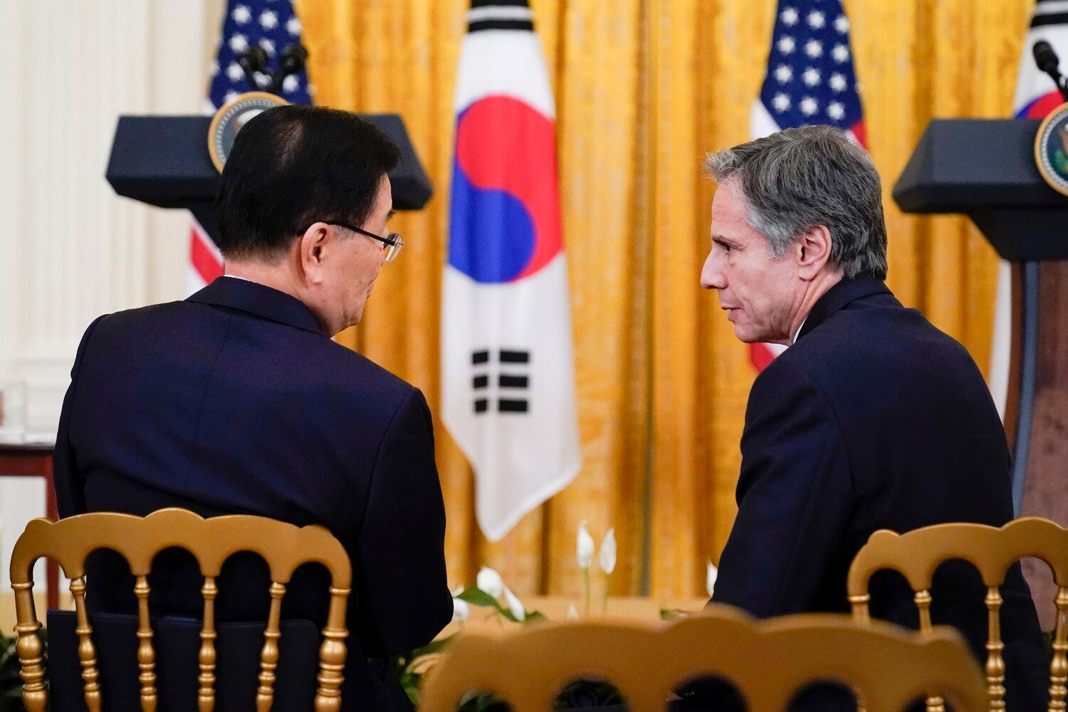 지난 21일 백악관에서 열린 한미정상 공동 기자회견장에서 블링컨 미 국무장관과 정의용 한국 외교부장관이 이야기를 하고 있다.