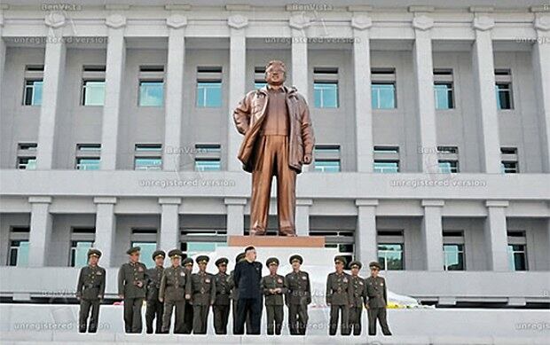 국가안전보위부에 세워진 김정일 동상을 찾은 김정은 국방위원회 제1위원장과 간부들. 