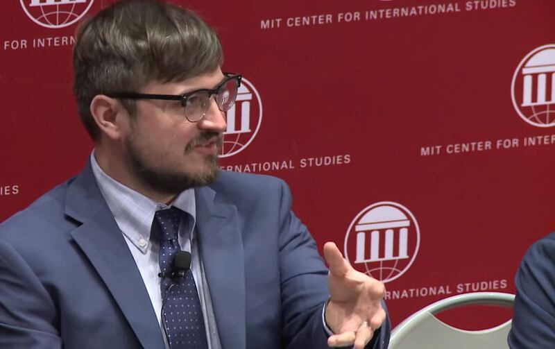 ۋاشىنگتون دۆلەتلىك ئۇنىۋېرسىتېتىنىڭ لېكتورى، يېتىلىۋاتقان ئۇيغۇرشۇناس دەرېن بايلېر ئەپەندى MIT دا چاقىرىلغان ئۇيغۇرلار توغرىسىدىكى يىغىندا سۆزلىمەكتە. 2019-يىلى ئاپرېل.