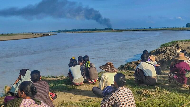မကွေးတိုင်း ရေစကြိုမြို့နယ်မှ စစ်ဘေးဒုက္ခသည်များအား ၂၀၂၃ ခုနှစ်၊ အောက်တိုဘာလ ၁၅ ရက်နေ့က တွေ့ရစဉ်။ (Photo: Yay Lal Kyun News)